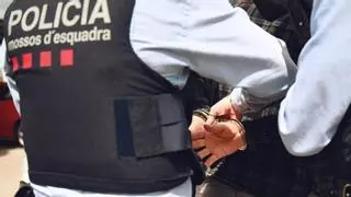 Detingut per un robatori amb força en un pis i en una associació cannàbica de Figueres