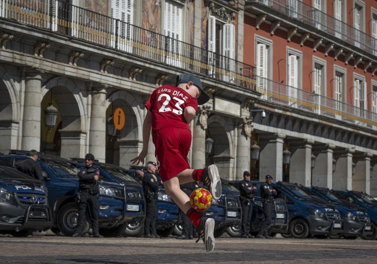 Los hinchas del Liverpool ’calientan’ Madrid.