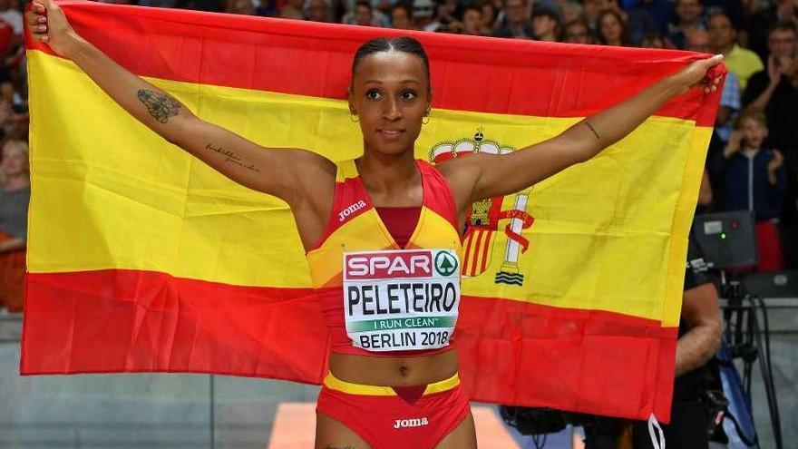 Ana Peleteiro posa con la bandera española tras conseguir la medalla de bronce en triple salto del Europeo.