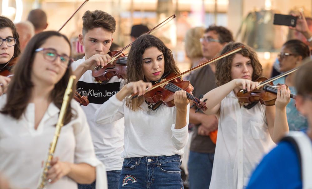 Sesenta músicos escondidos por la terminal han interpretado una pieza para celebrar el cincuenta aniversario de El Altet.