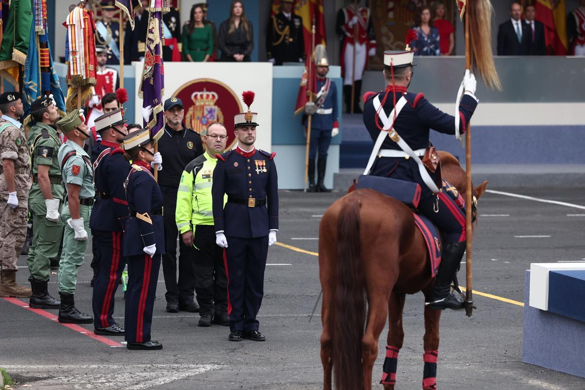 Acto solemne de homenaje a la bandera nacional y desfile militar por el 12 de octubre, Día de la Hispanidad, en la Plaza de Cánovas del Castillo, a 12 de octubre de 2025, en Madrid (España). Los actos comienzan con el izado de bandera y van seguidos del homenaje a los que dieron la vida por el país. Posteriormente, comienzan los desfiles militares aéreos y terrestres. En total, 3.847 efectivos de las Fuerzas Armadas, las Fuerzas y Cuerpos de Seguridad del Estado y otras instituciones del Estado participarán en el desfile, junto a 229 caballos, 6 perros, 45 aviones y 29 helicópteros. 12 OCTUBRE 2025;DESFILE MILITAR;DÍA DE LA HISPANIDAD Eduardo Parra / Europa Press 12/10/2025. Eduardo Parra;