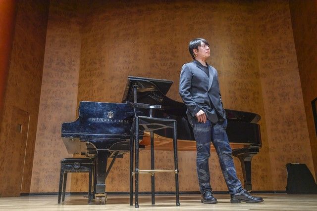 El pianista Lang Lang mantiene un encuentro con estudiantes de música en Gran Canaria