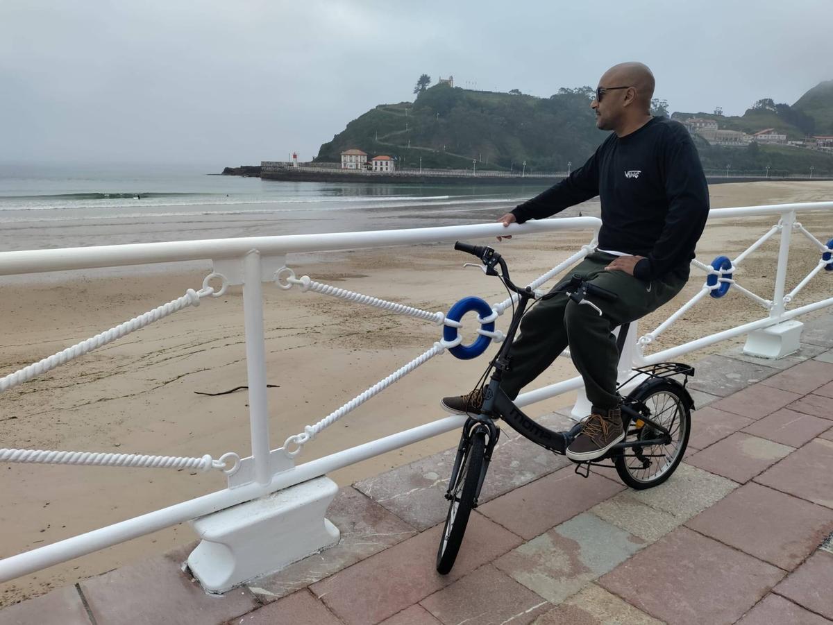 Francisco Obama con su bicicleta en el paseo de Santa Marina.