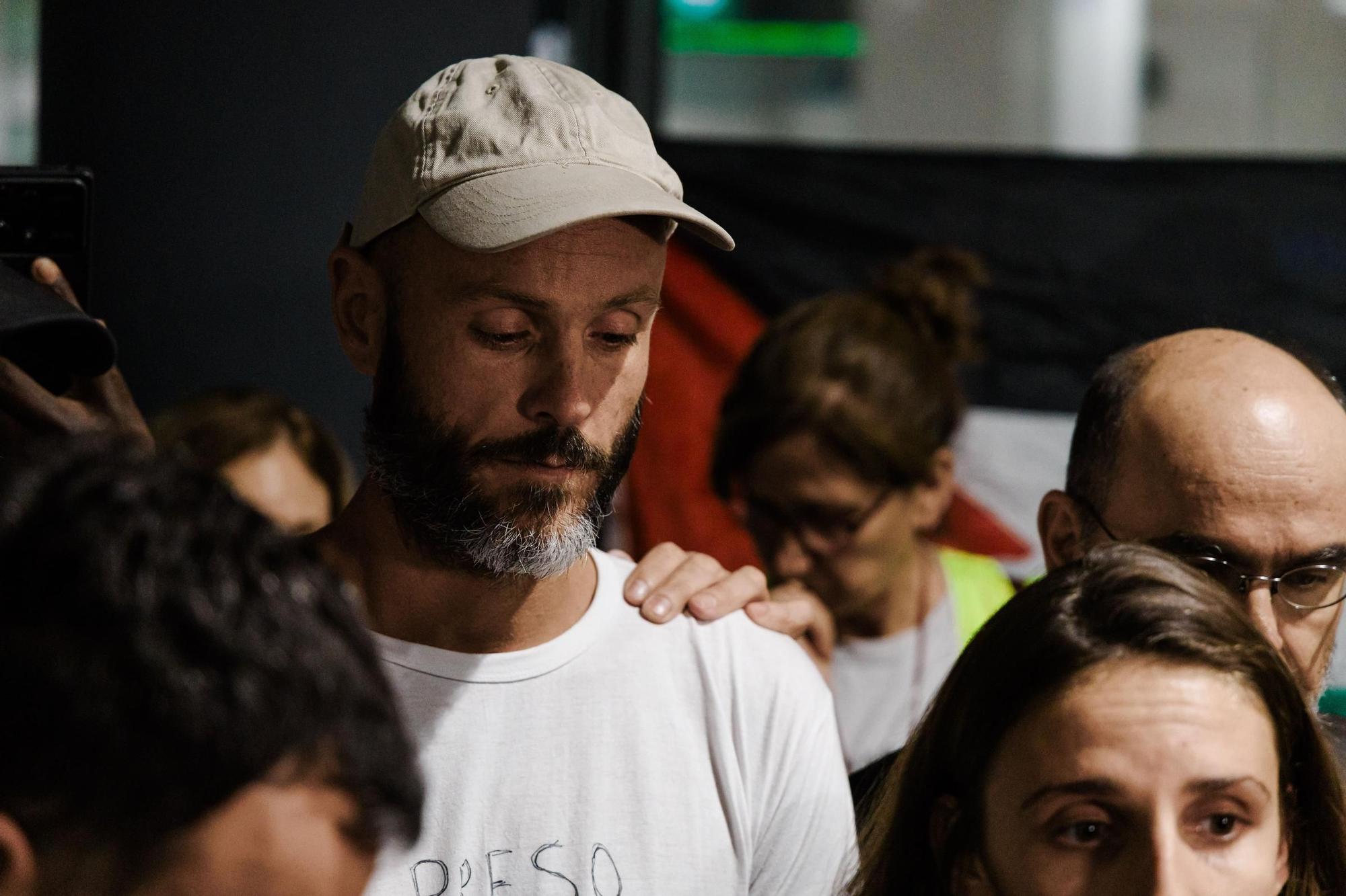 La llegada de Lucía Muñoz y Alejandra Martínez a Barajas en imágenes