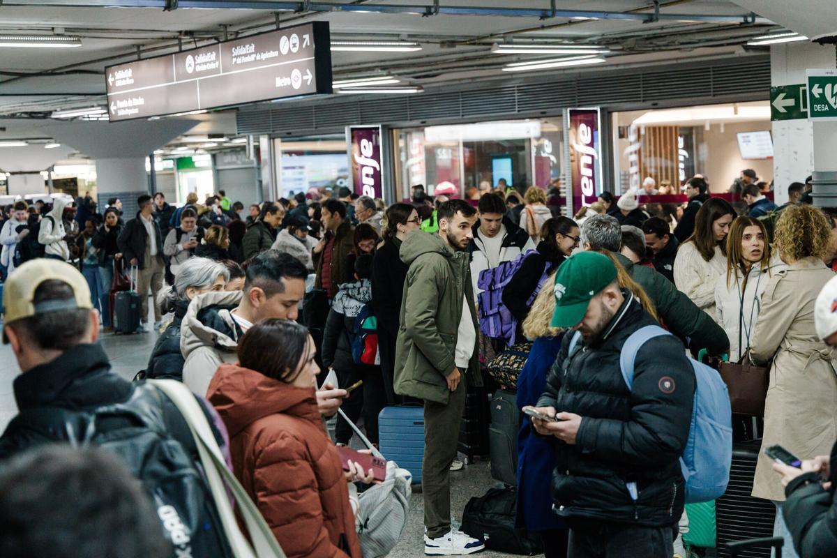 Decenas de personas haciendo cola en las oficinas de Renfe, en la estación Madrid-Puerta de Atocha-Almudena Grandes.