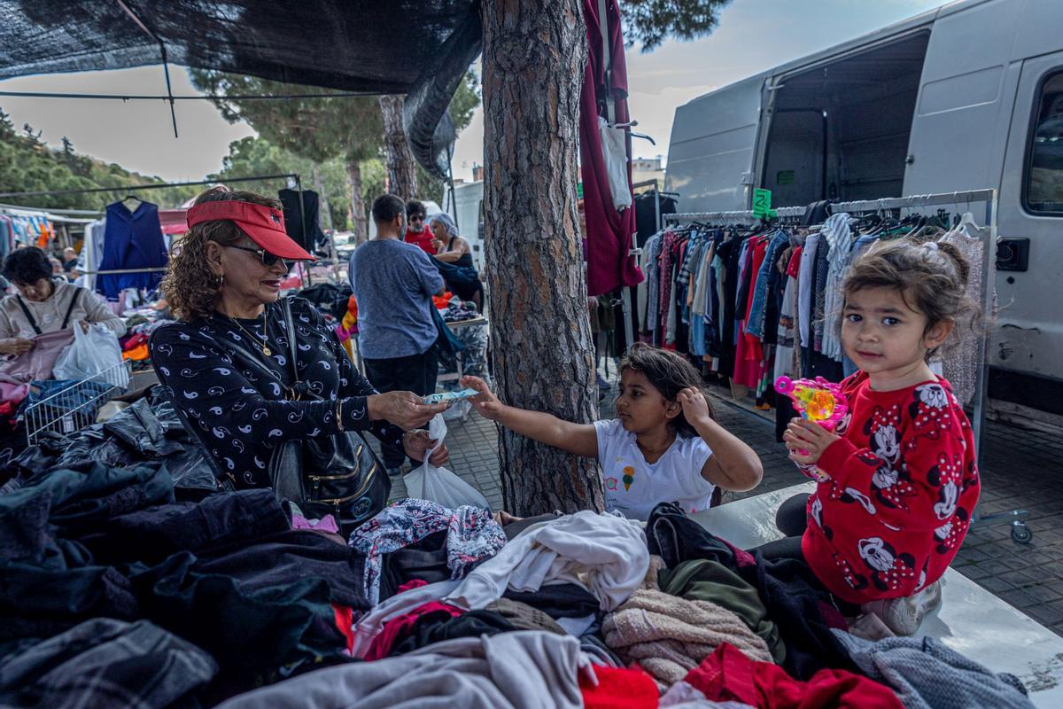 El histórico mercado ambulante inicia un exilio temporal: las obras de reforma del barrio exigen dejar libres las calles del Acer, de la Metal·lúrgia y del Crom, donde los puestos comerciales llevaban más de 50 años asentados. La nueva ubicación es desde el cruce de la calle de los Ferrocarrils Catalans con calle Foc hasta el cruce de la calle de la Mare de Déu de Port con el de calle Motors.