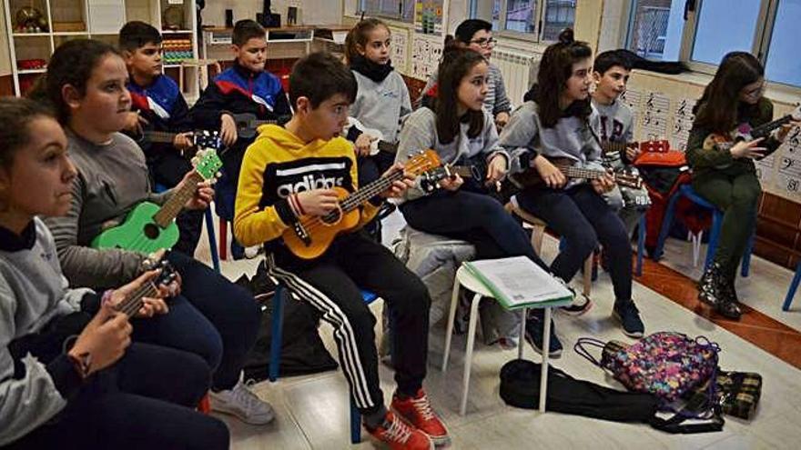 El grupo siguiendo la partitura de uno de los temas de Disney.