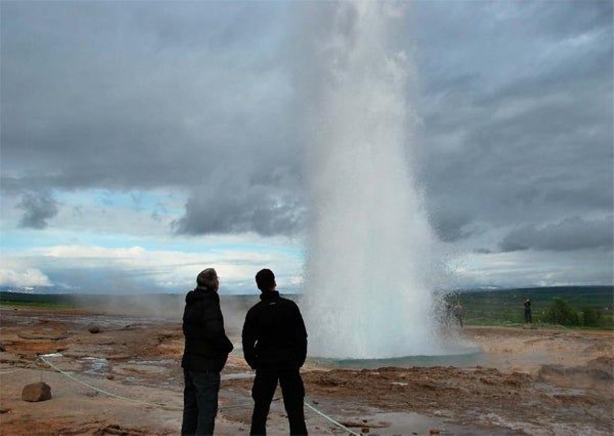 El géiser expulsa cada cinco minutos un enorme chorro de agua caliente. Una atracción gratuita que