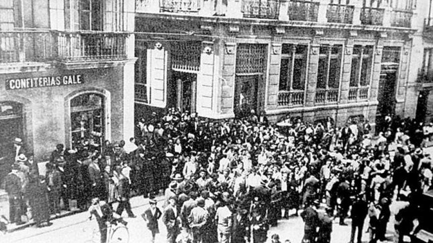 Asalto a la banca maribona. Los inversores se agolpan en la calle de La Cámara en Avilés, a las puertas de la entidad financiera, para recuperar su dinero. | reproducción de ángel gonzález.