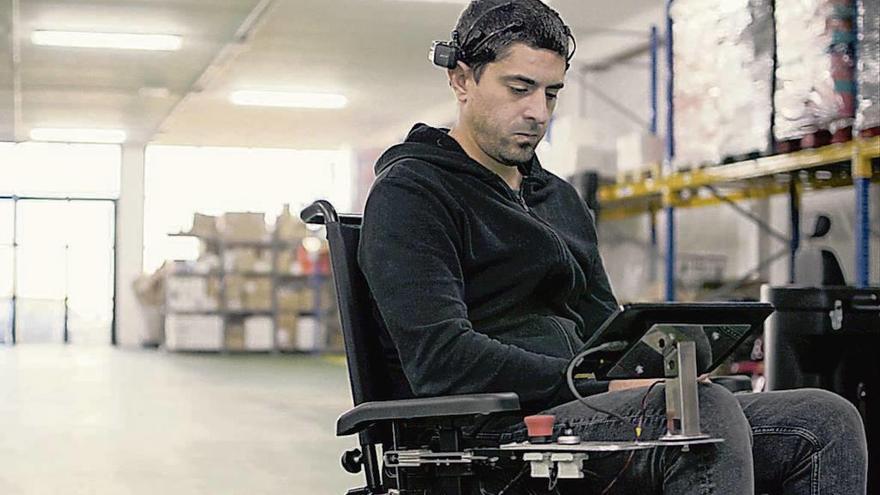 Un hombre prueba el prototipo de silla de ruedas &#039;inteligente&#039;.