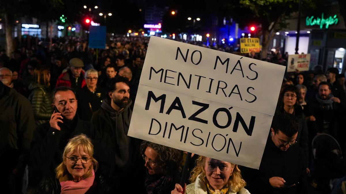 Una mujer sostiene una pancarta durante una manifestación para exigir la dimisión de Mazón, a 1 de marzo de 2025, en Valencia, Comunidad Valenciana (España). La manifestación, convocada por más de 200 entidades civiles junto a asociaciones de víctimas de la DANA y los comités locales de Emergencia y Reconstrucción bajo el lema ‘Mazón dimissió’, exige responsabilidades por la gestión de la DANA que arrasó la provincia de Valencia el pasado 29 de octubre. Es la quinta concentración que se celebra para pedir “justicia, reparación y dignidad”, después de que la primera de ellas, celebrada en noviembre, reuniera a 130.000 personas. 01 MARZO 2025;VALENCIA;MANIFESTACIÓN;DANA;MAZÓN;DIMISIÓN;COMUNIDAD VALENCIANA;EMERGENCIA Jorge Gil / Europa Press 01/03/2025. Jorge Gil;category_code_new;