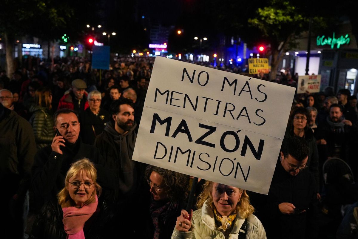 Una mujer sostiene una pancarta durante una manifestación para exigir la dimisión de Mazón, a 1 de marzo de 2025, en Valencia, Comunidad Valenciana (España). La manifestación, convocada por más de 200 entidades civiles junto a asociaciones de víctimas de la DANA y los comités locales de Emergencia y Reconstrucción bajo el lema ‘Mazón dimissió’, exige responsabilidades por la gestión de la DANA que arrasó la provincia de Valencia el pasado 29 de octubre. Es la quinta concentración que se celebra para pedir “justicia, reparación y dignidad”, después de que la primera de ellas, celebrada en noviembre, reuniera a 130.000 personas. 01 MARZO 2025;VALENCIA;MANIFESTACIÓN;DANA;MAZÓN;DIMISIÓN;COMUNIDAD VALENCIANA;EMERGENCIA Jorge Gil / Europa Press 01/03/2025. Jorge Gil;category_code_new;