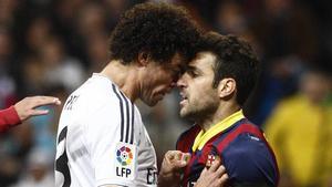 Una acción entre Pepe y Cesc en el clásico del 23-03-2014