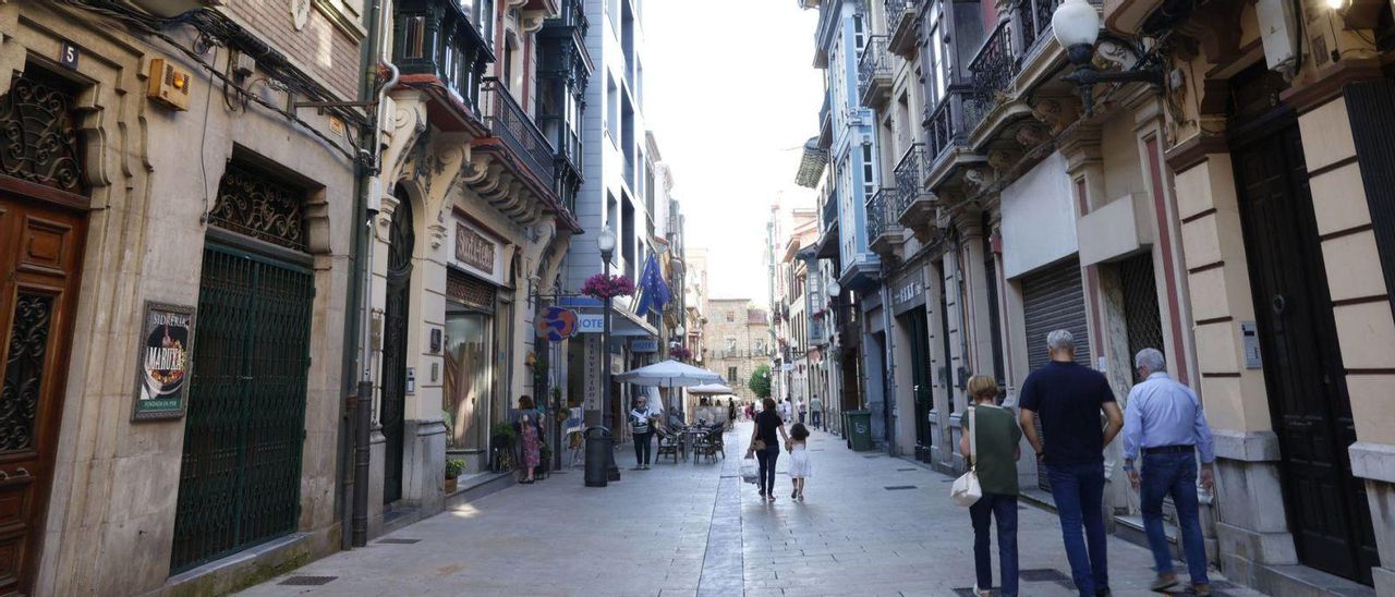 Una de las calles con viviendas de uso turístico en Avilés.