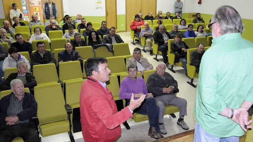 Un instante de la charla celebrada en el Centro Cultural Manuel Lamazares. // Bernabé/Javier Lalín