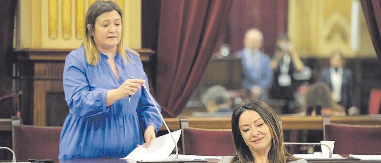La consellera Marta Vidal y detrás de ella Mercedes Garrido durante el debate.