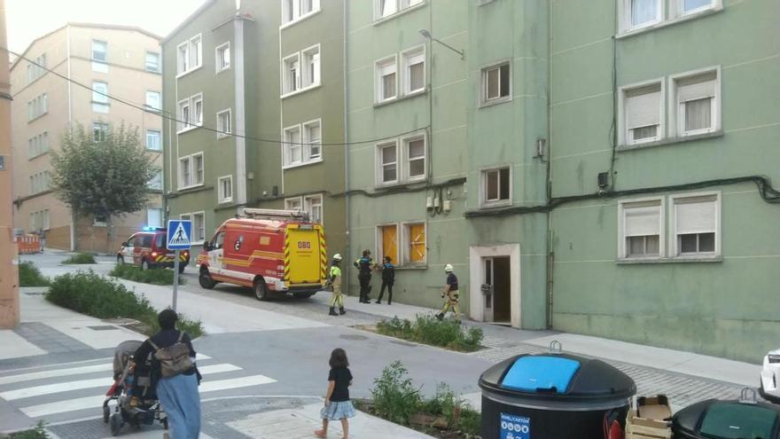 Los Bomberos de A Coruña tapian de nuevo el narcopiso incendiado de Sagrada Familia después de que alguien rompiese el precinto