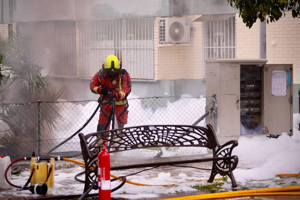 Actuación de los bomberos de Córdoba en el transformador que salió ardiendo, este lunes, en el Figueroa.