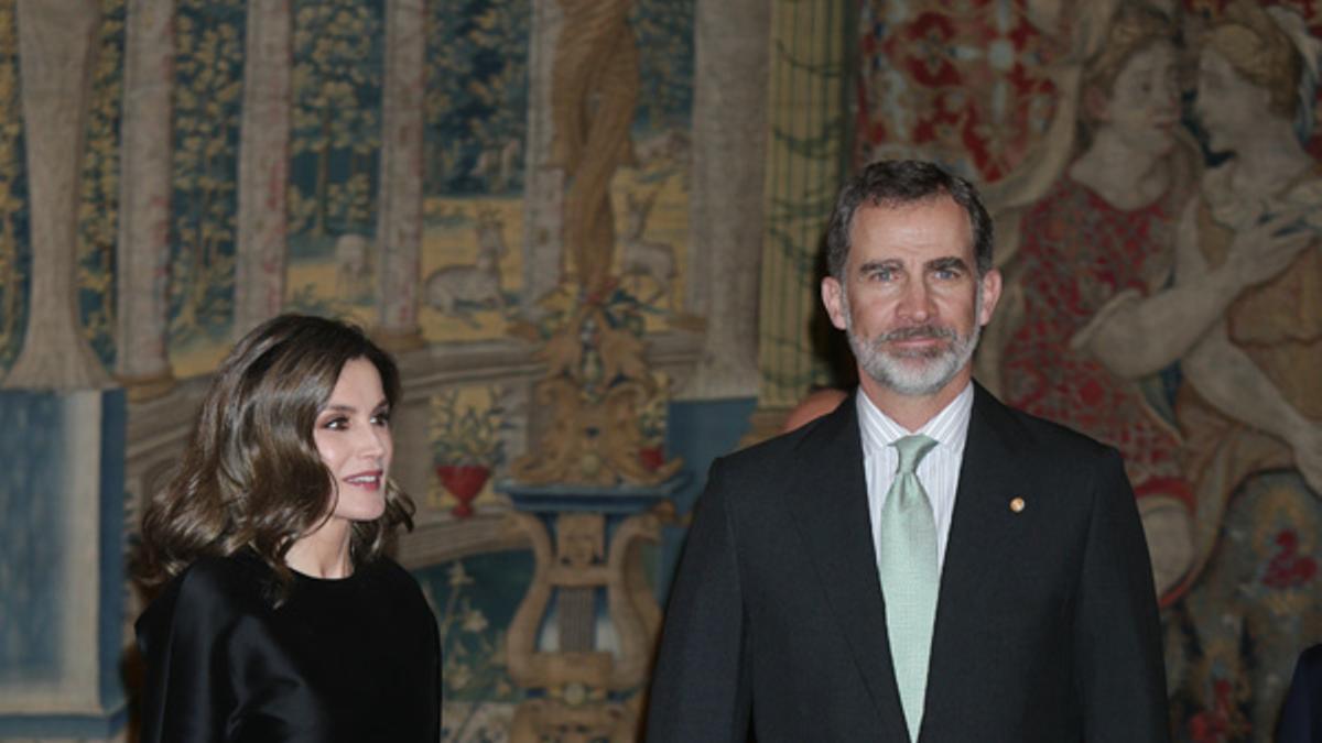 El look de Letizia Ortiz con conjunto de plumas de Carolina Herrera y bolso de Nina Ricci junto a Felipe VI