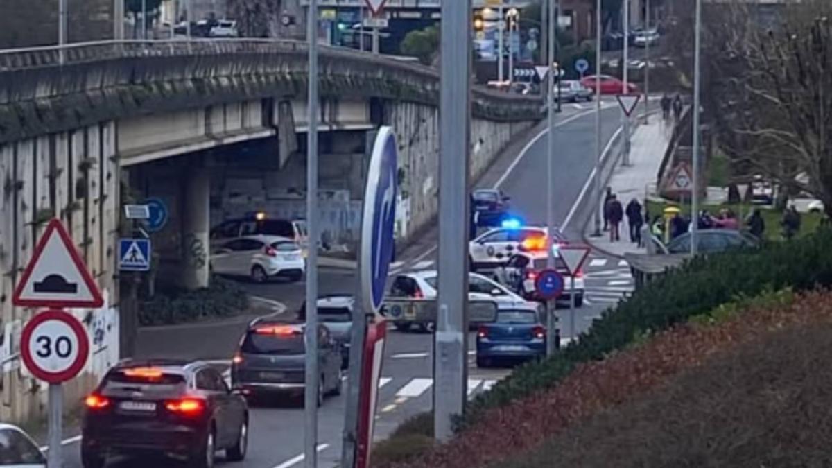Un coche arrolla a dos menores en un paso de peatones en el Restollal