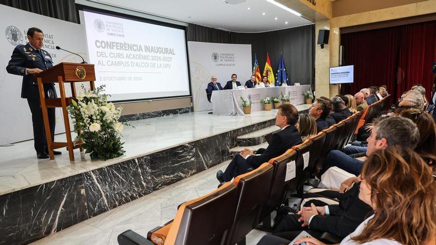 El teniente general Miguel Ivorra pronuncia la conferencia inaugural del curso de la UPV en Alcoy