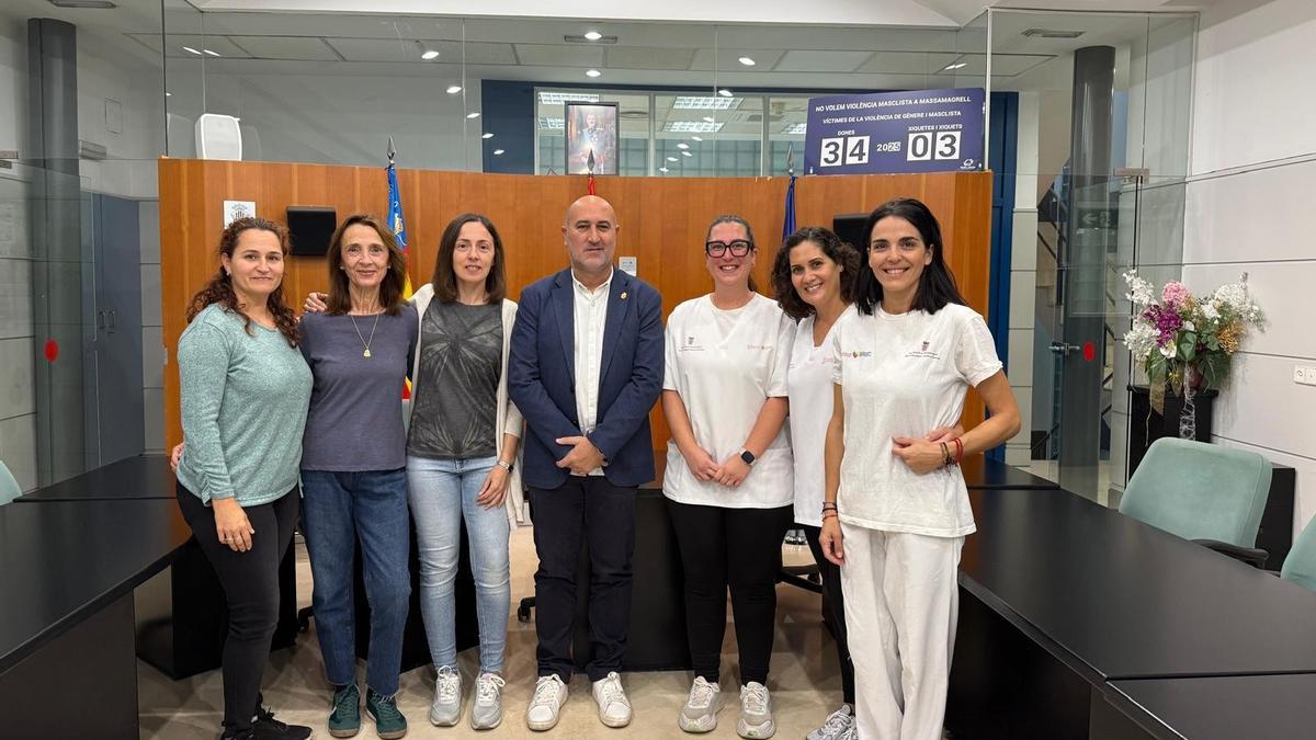 El alcalcde de Massamagrell recibe a las nuevas trabajadoras del SAD.