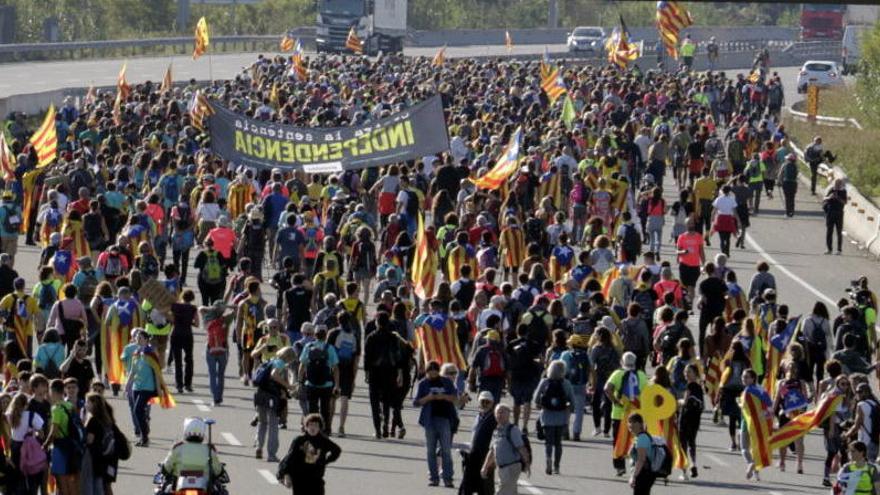 Imatge de la marxa que sortia de Girona