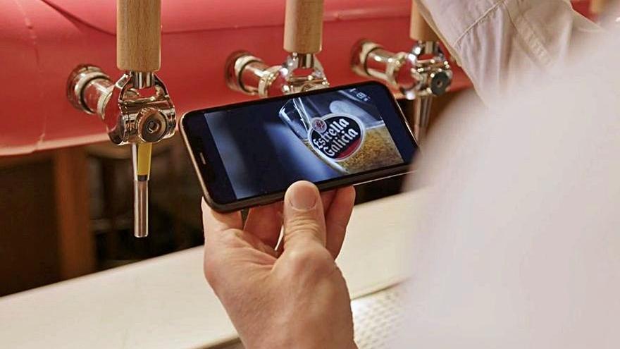 Imagen de Estrella Galicia en un ‘smartphone’.   | // L.O.