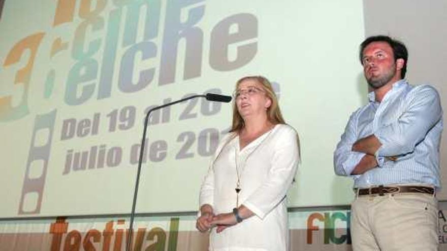 María José Pérez, de Caja Mediterráneo, y Pablo Ruz, coordinador de Cultura, en la apertura.