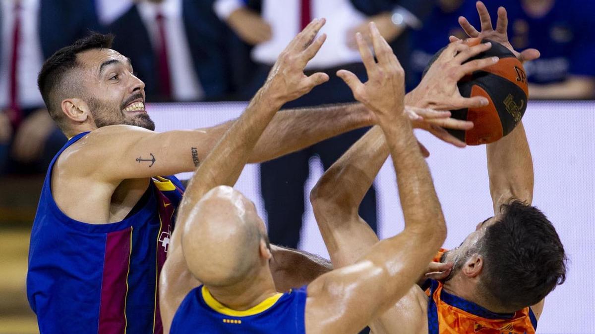 Pierre Oriola y Nick Calathes, ante el Valencia Basket