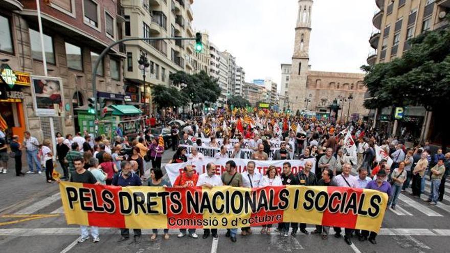 Imagen de la cabecera de la manifestación organizada por la Comissió 9 d&#039;Octubre, integrada por partidos políticos de izquierda, sindicatos y asociaciones, que ha recorrido las calles del centro de Valencia bajo el lema &quot;Pels drets nacionals i socials&quot;.