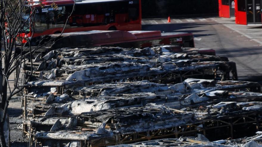 Los efectos del incendio en la EMT Valencia