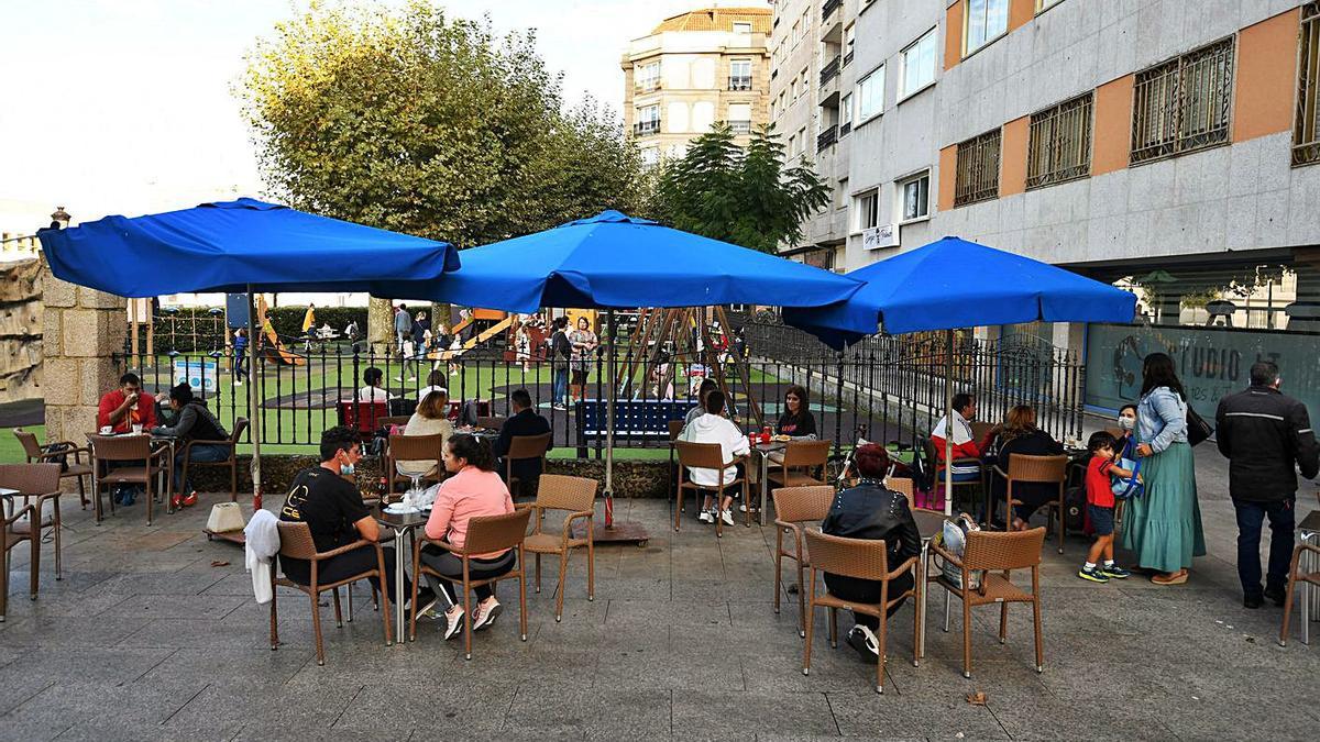 Gente en una terraza próxima al parque infantil de la Alameda. |   // R.V.