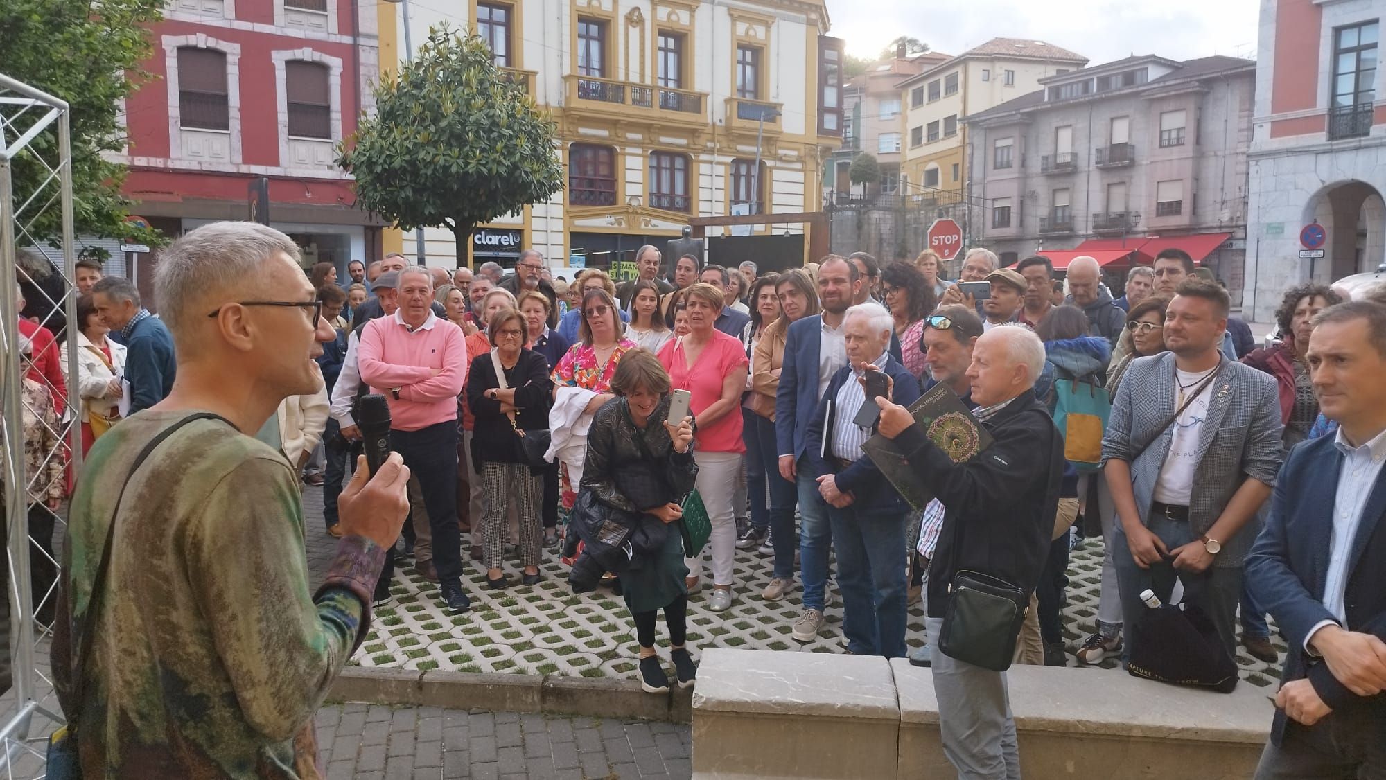 Así fue la inauguración en Infiesto de la exposición fotográfica por el 33 Memorial de María Luisa