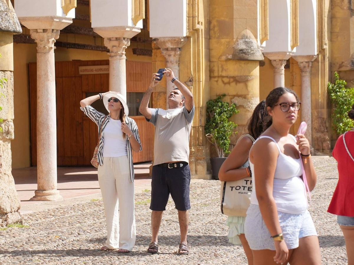 Así viven los turistas el calor de Córdoba en pleno agosto: abanicos, agua y visitas a primera hora Así viven los turistas el calor de Córdoba en pleno agosto: abanicos, agua y visitas a primera hora