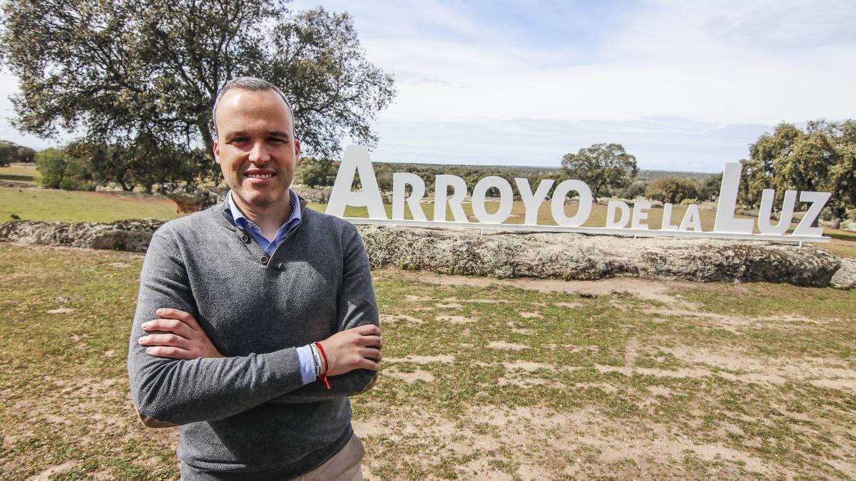 El alcalde de Arroyo de la Luz, Carlos Caro Domínguez, posa en la dehesa municipal.