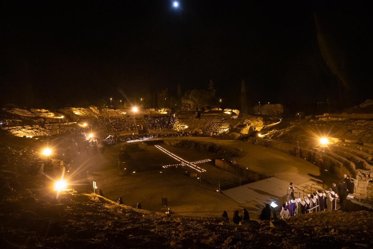 Vía Crucis en el anfiteatro romano de Mérida