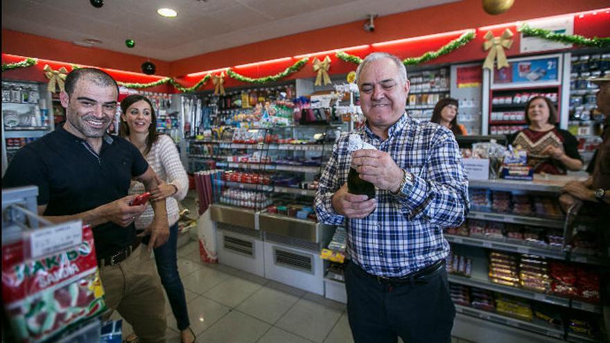 Imagen de archivo de un premio repartido en la gasolinera de Granadilla.