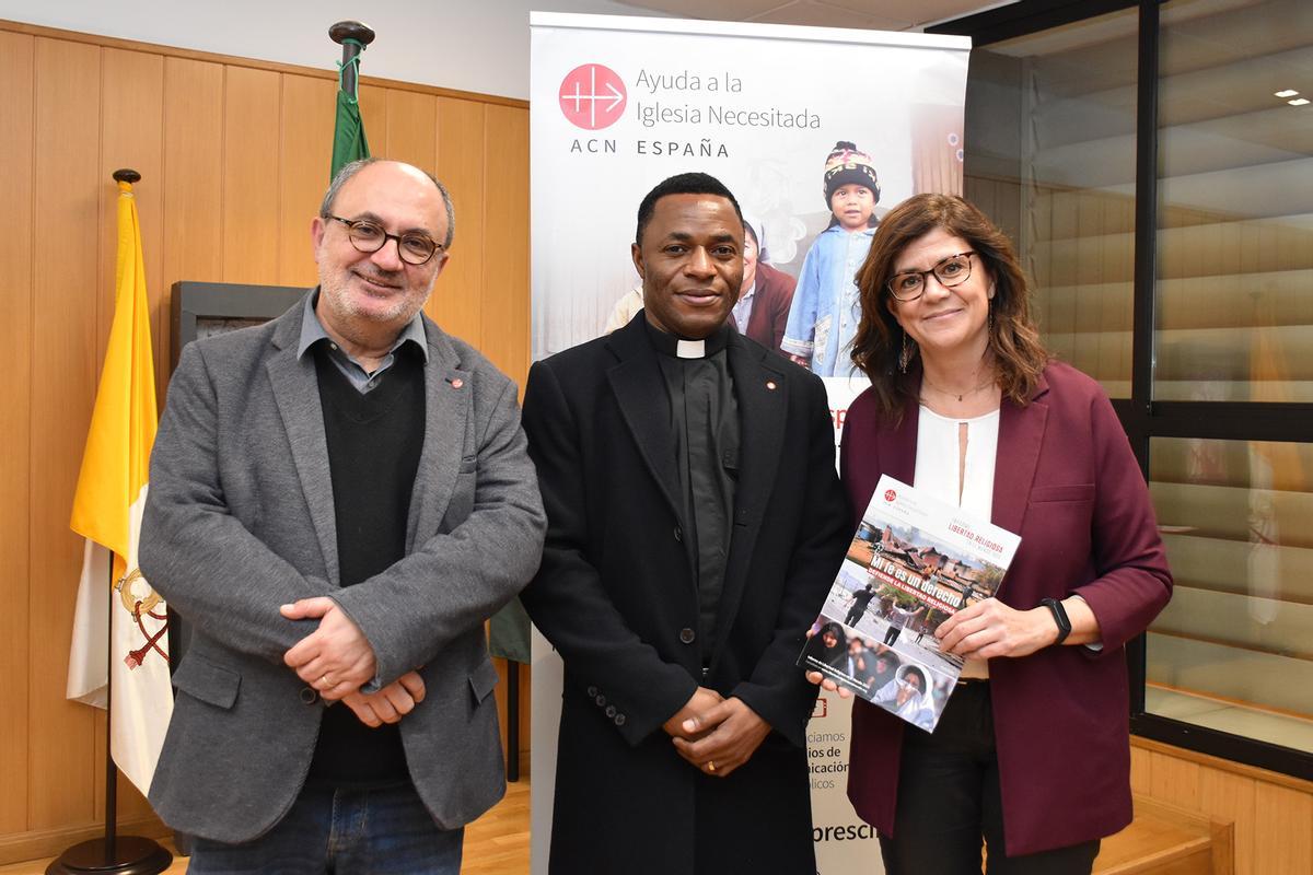 El responsable de Ayuda a la Iglesia Necesitada en Valencia, Sergio Rivas, junto a Raquel Martín y el sacerdote Kenneth Iloabuchi.