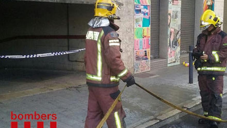 Un incendi afecta tres cotxes en un soterrani de Figueres i obliga a confinar els veïns de cinc escales