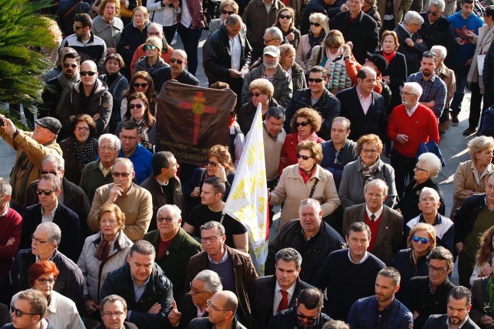 Los cofrades se manifiestan por la Semana Santa tradicional