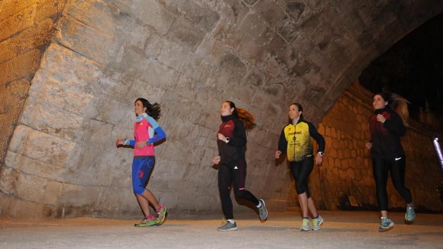 Mujeres corredoras, ayer en la mota del río en Murcia.