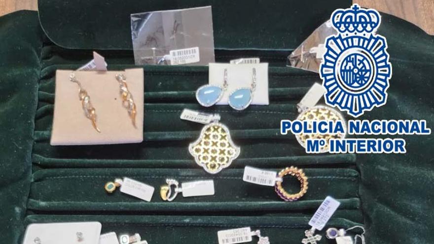 Encuentra en A Coruña un muestrario de joyas perdido y lo entrega a la policía