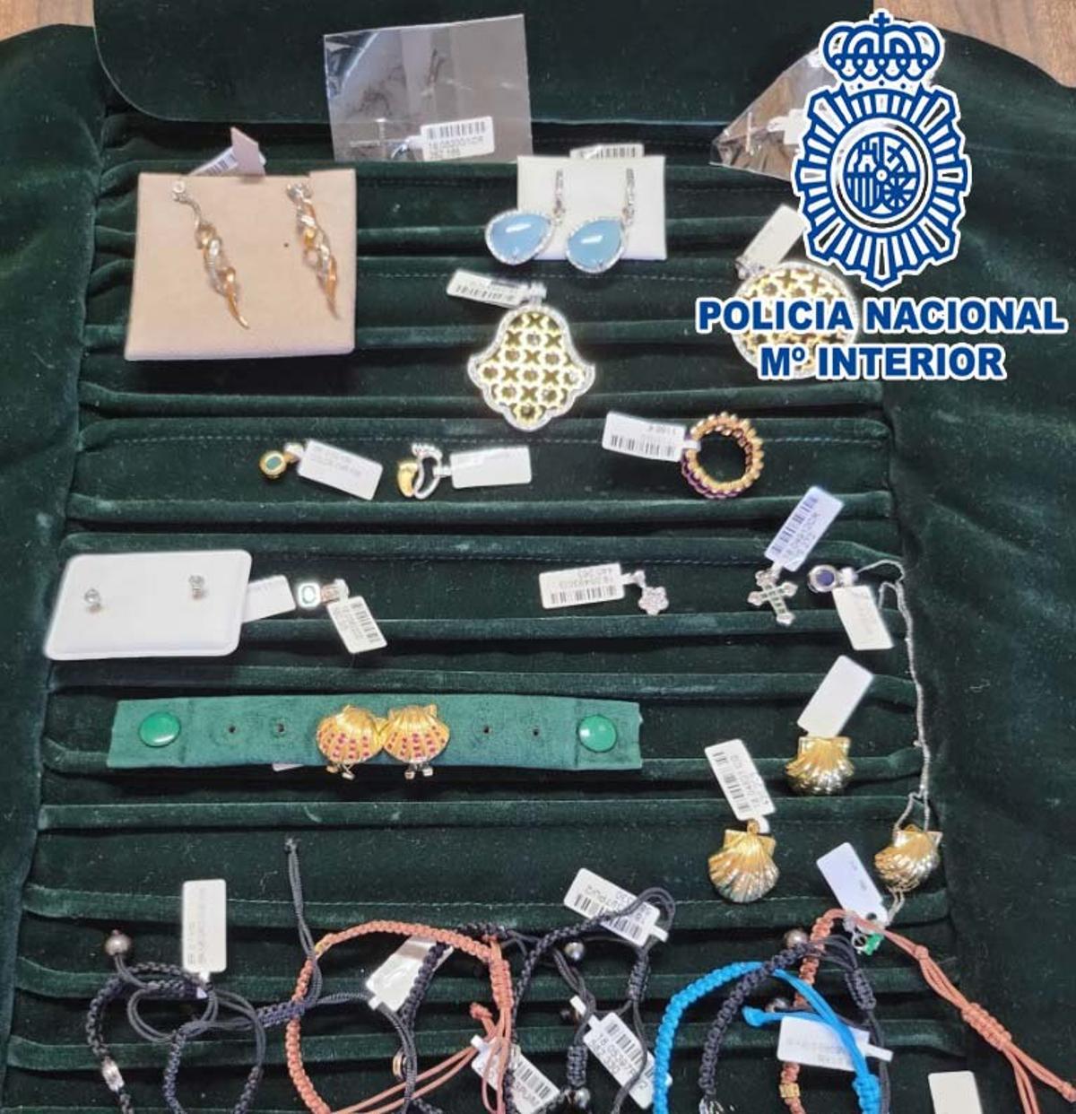 Muestrario de joyas por valor de 12.000 euros perdido en A Coruña y encontrado por una ciudadana que lo entregó a la policía.
