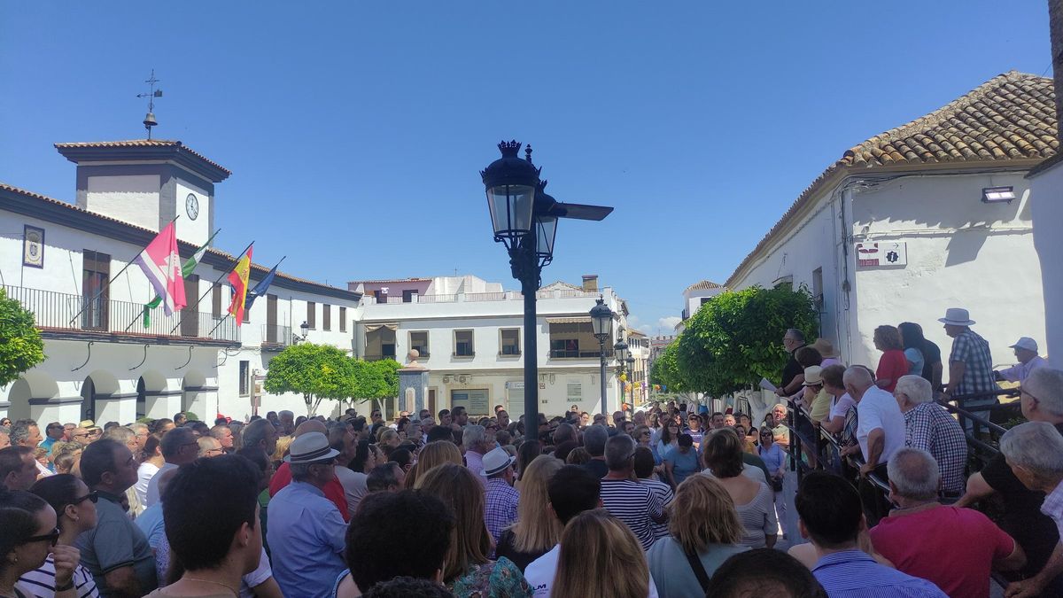 Numerosos vecinos respaldaron al alcalde en la Plaza de la Constitución.