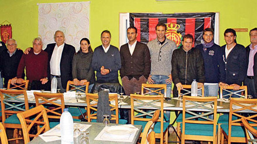 Foto de familia de los invitados, entre ellos el presidente Cladera, el técnico Caparrós y jugadores– junto a los componentes de la peña.