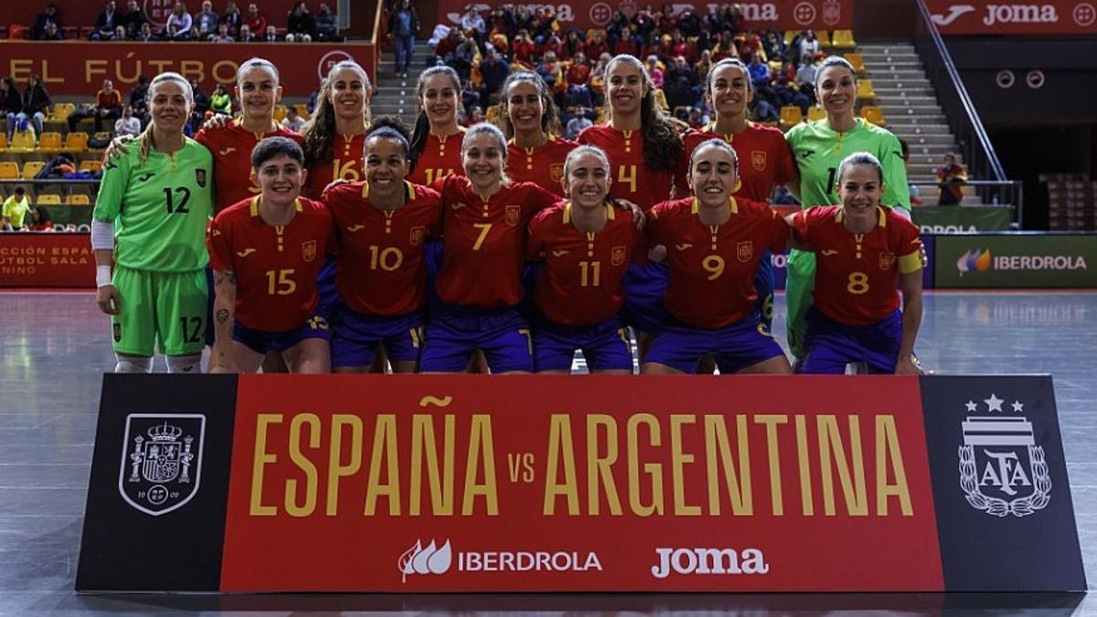 Formación de la selección española, con Cristina arriba, a la derecha.