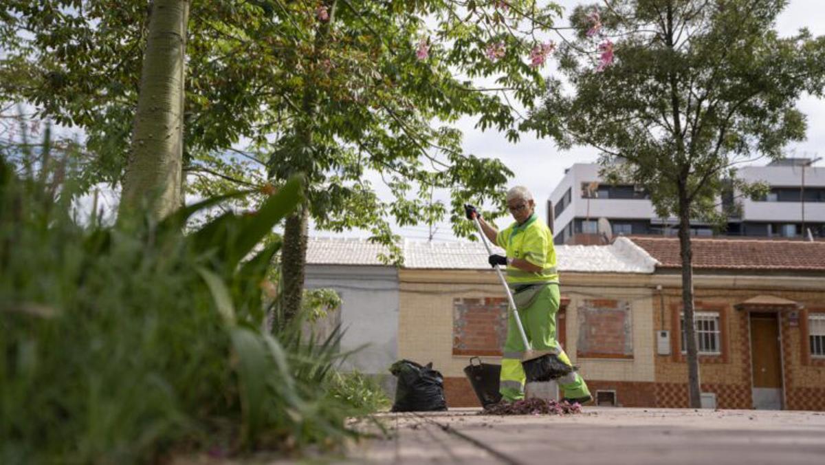 Personal de neteja de lAjuntament treballa a lespai públic.