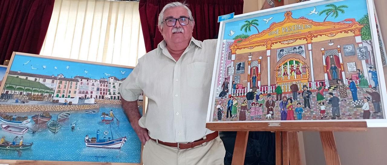 El artista malagueño, con sendos cuadros del viejo Puerto de Málaga y el desaparecido cine Pascualini de calle Córdoba, ayer en la Federación Malagueña de Peñas, junto a la calle Victoria.
