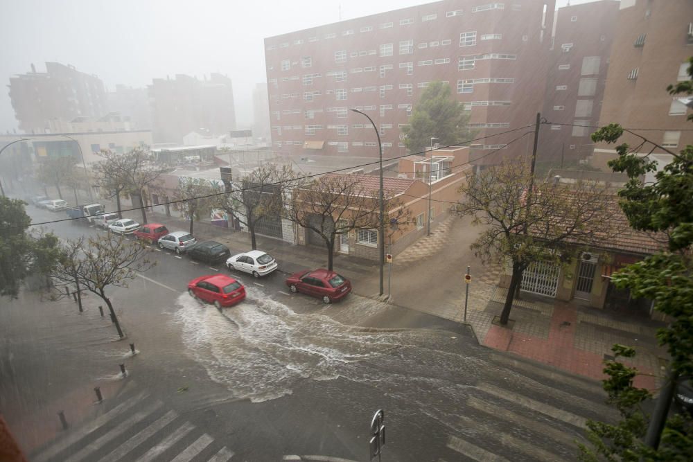 Una fuerte tormenta descarga 13 litros/m2 sobre Alicante en tan solo diez minutos